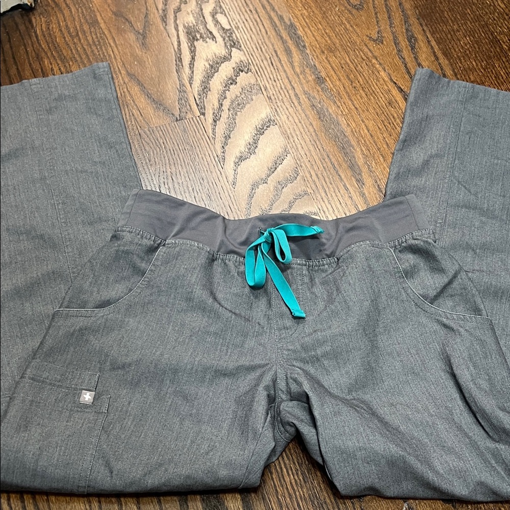 Figs Women’s Heather gray scrub set, size XS - Picture 5 of 7